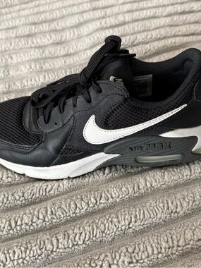 Women’s Nike Air Max Black and Whote